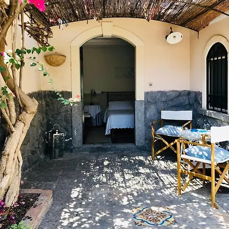 Bouganville Sul Mare Aci Trezza